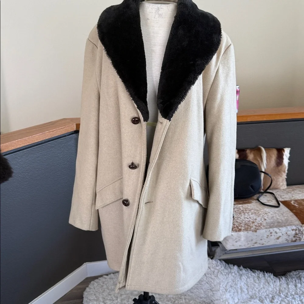 Vintage van Heusen coat with fur collar size 46